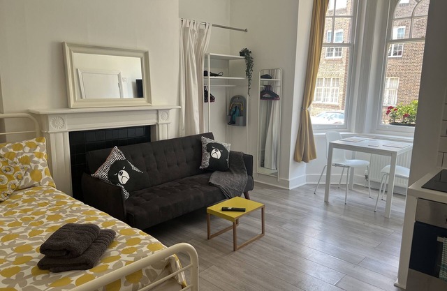 Compact Suite Glenmore , 2 mins walk to Belsize tube station