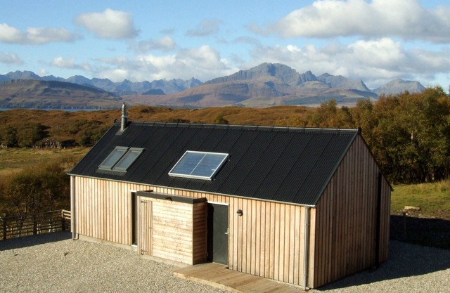 COSY MODERN COTTAGE, GLORIOUS SEA & MOUNTAIN VIEWS.