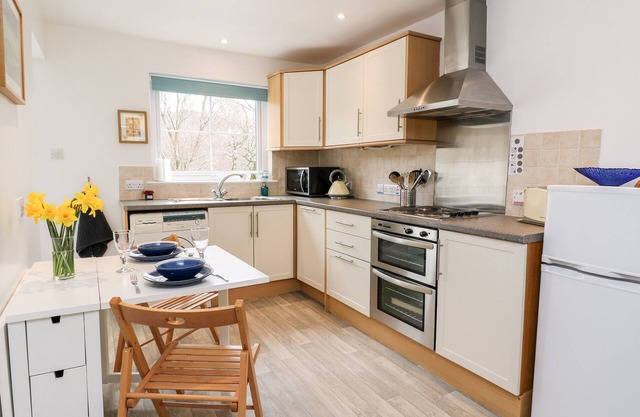 ELDER COTTAGE, family friendly, with a garden in Craobh Haven