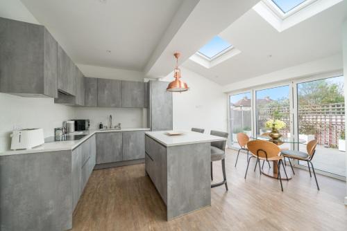 Elegant 3 Bedroom Retreat Minutes from Canary Wharf