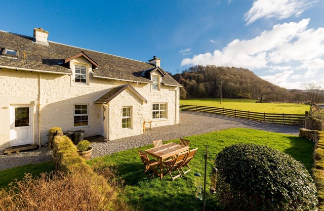 Farm Cottage 3 - a spacious house that sleeps up to 10 guests