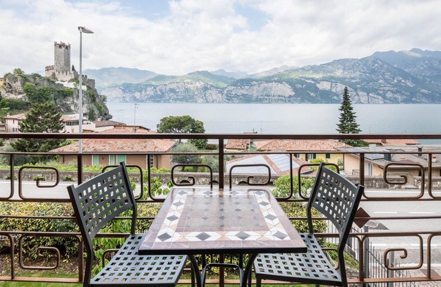 Holiday Apartment with Wi-Fi, Air Conditioning, Pool and Garden; Garage available; Pets allowed