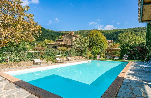 In San Pietro a Cegliolo, in Cortona, only 7 km away, the medieval stone house is located in a good