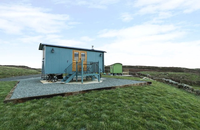 LLETY'R BUGAIL, country holiday cottage, with open fire in Holyhead