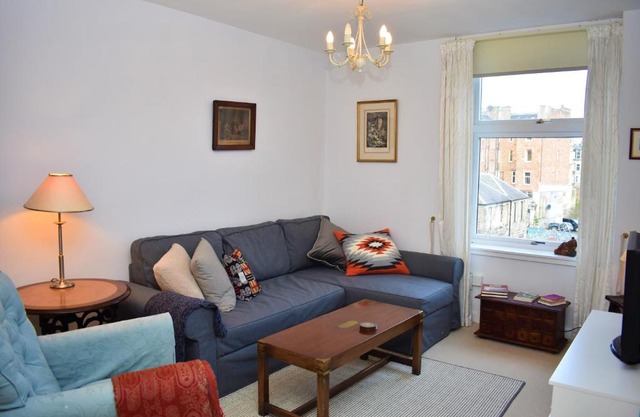 Lovely traditional 1BR, 10 minutes to Princes St.