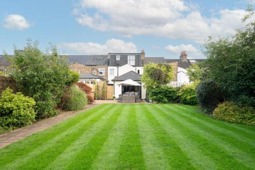 Luxury Family Home in Central Windsor with Large Garden, Games Room, Office, Parking & Pet-Friendly