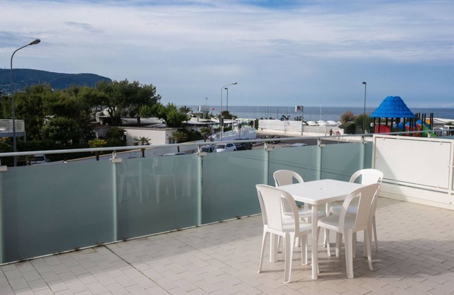 M146 - Marcelli, bilocale fronte mare con ampio terrazzo