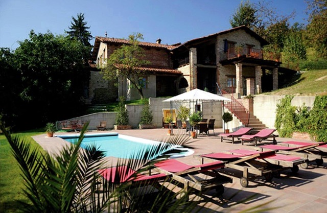 Magnificent Mansion Bastia Mondovi Swimming 