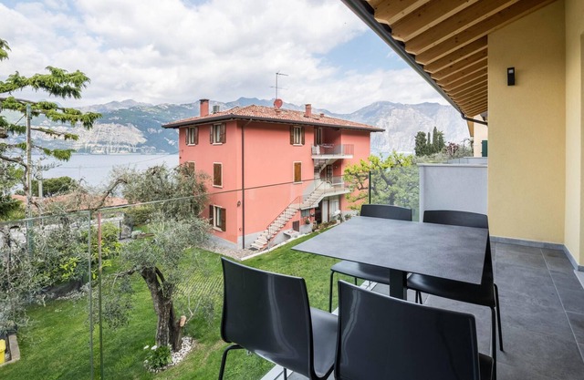 Modern Holiday Apartment with Wi-Fi, Air Conditioning, Pool, Lake View & Balcony; Garage Available, Pets Allowed