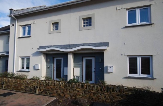 Modern well equipped townhouse, 2 min walk from Crooklets Beach