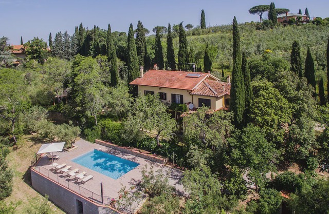 Panoramic-view Villa in Tuscany with Private Swimming Pool