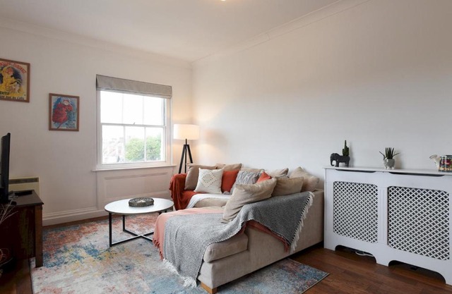 Pass the Keys Spacious Southsea Top Floor Apartment with Parking