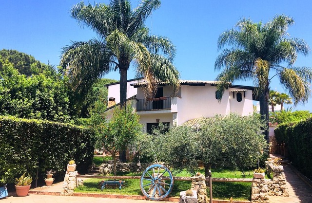 Prestigious Villa with 5/9 beds a few steps from the sea of ​​Fontane Bianche