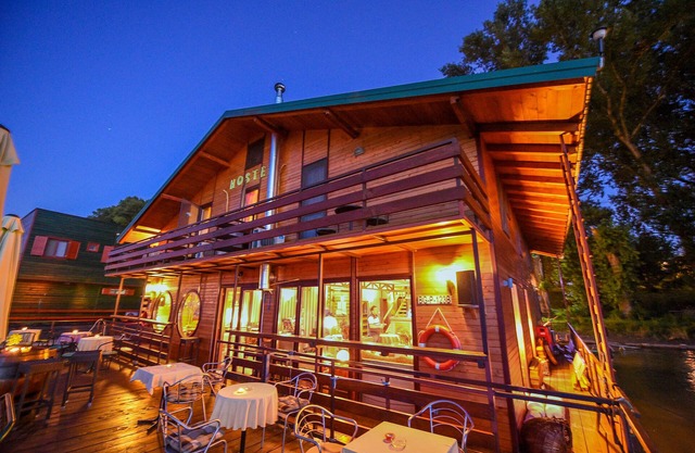 San Art Floating Hostel&Apartments