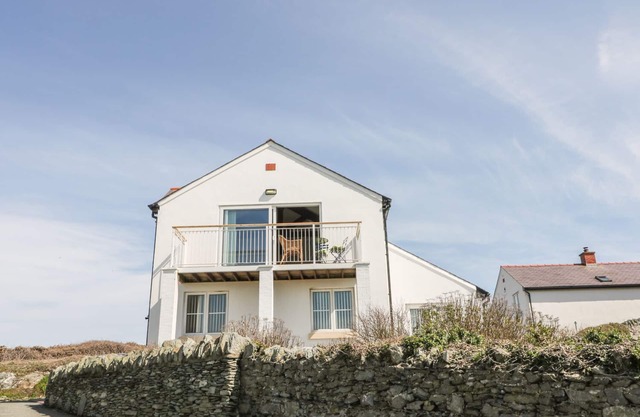 SEASCAPE, family friendly, with open fire in Trearddur Bay