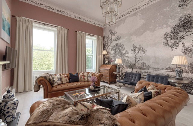 Stunning view of Edinburgh Castle for a memorable stay in the City Centre