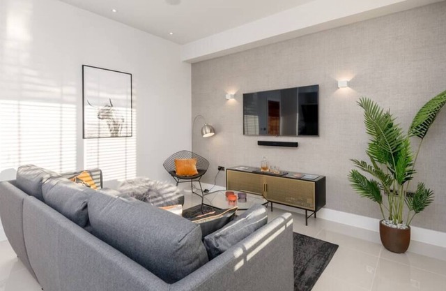 Stunning 2 bed penthouse, panoramic views & parking