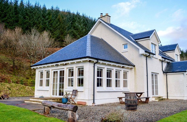 Stunning private villa for 10 guests with TV, patio, pets allowed and panoramic view