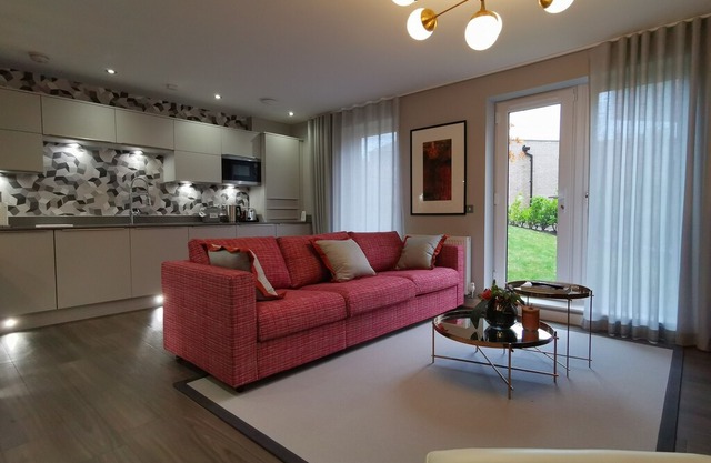 Stylish 2 Bed Flat, walk to Royal Mile &Princes St