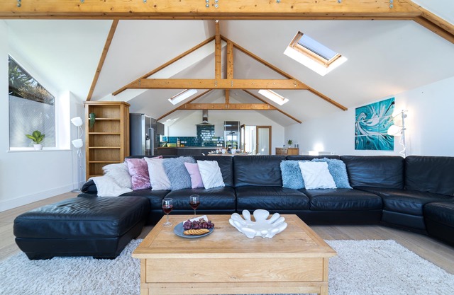 Tara - Architect Designed Six Bedroom Contemporary Detached House – Sleeps 12 - Parking for Two Cars