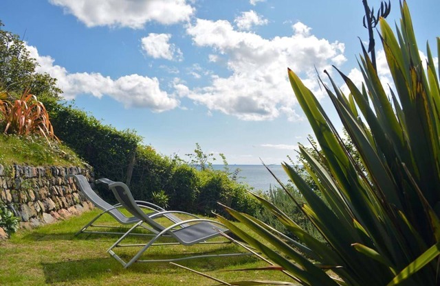 The Cot in Cadgwith Cove- sleeps 4 guests in 2 bedrooms
