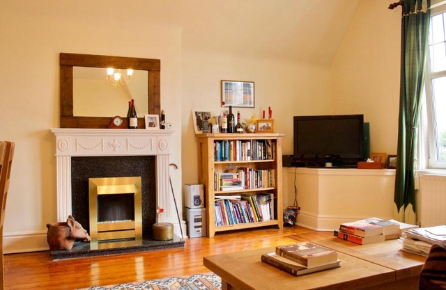 Two bedroom flat with parking in Edinburgh