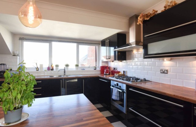 Urban Retreat | 3BR w/Balcony | FREE Parking!