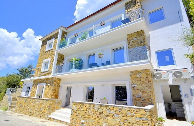 Villa Alfea A: A welcoming apartment situated in a secluded location surrounded by meadows and by green hills, with Free WI-FI.