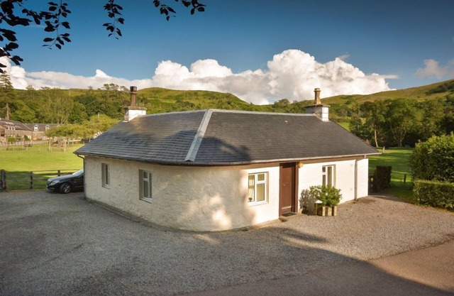 Weighbridge Cottage - a detached cottage with open fire and private garden