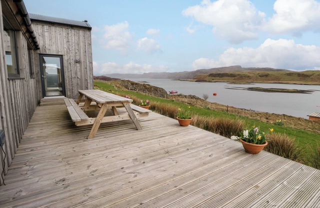 WILDLUING, pet friendly, with a garden in Cullipool, Isle Of Luing