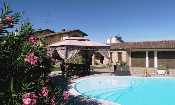 Bagnolo San Vito Bed & Breakfast | 20 m² Bed and breakfast ∙ 3 guests