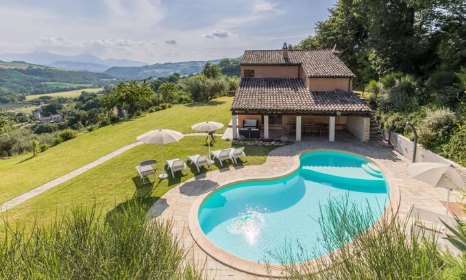 San Lorenzo in Campo Villa | 200 m² Villa ∙ 6 bedrooms ∙ 14 guests