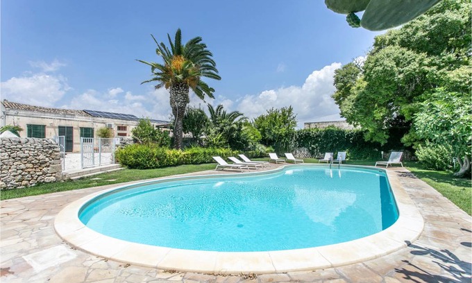 Rosolini House | 250 m² Maisonette ∙ 6 bedrooms ∙ 15 guests