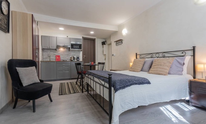 Roman Quarter Apartment | 35 m² Apartment ∙ 1 bedroom ∙ 2 guests