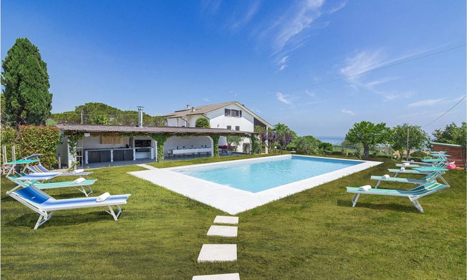 San Costanzo House | 350 m² House ∙ 6 bedrooms ∙ 16 guests