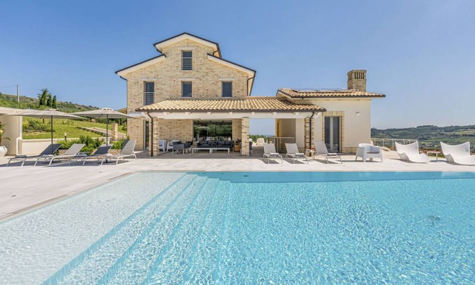 Monterubbiano Villa | 420 m² Villa ∙ 8 bedrooms ∙ 15 guests