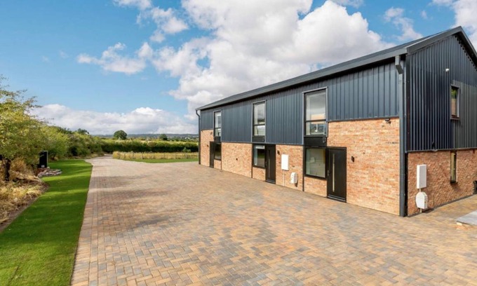 Moreton Valence Cottage | 55 m² Cabin ∙ 2 bedrooms ∙ 4 guests
