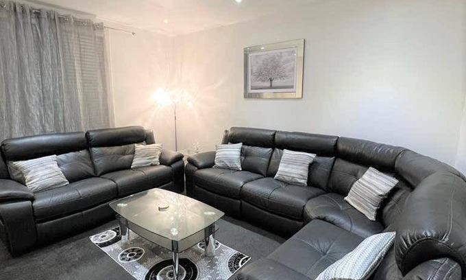 Hurlet Apartment | 750 m² Apartment ∙ 2 bedrooms ∙ 4 guests