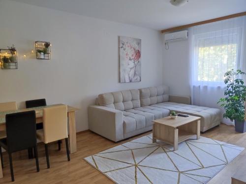 Novi Sad Apartment | Alacaster apartment with PRIVATE PARKING