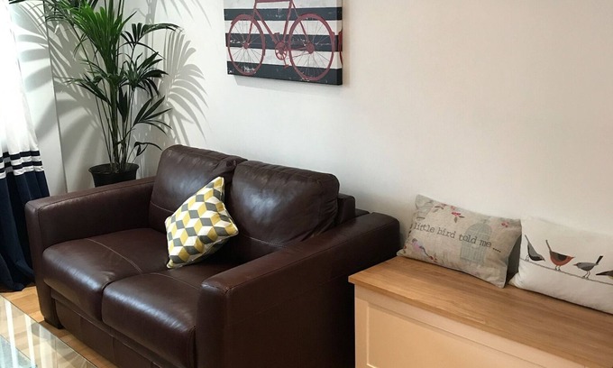 Tower Hill Apartment | Amazing location, spacious apartment