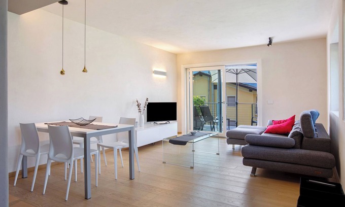 Senin Apartment | Apartment 'Robert' with Mountain View, Balcony and Wi-Fi