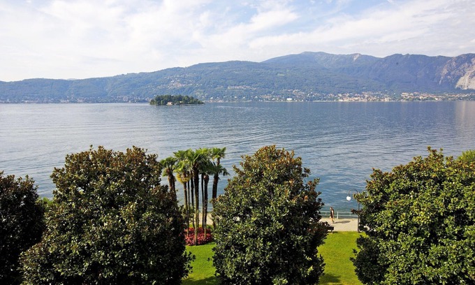 Verbania Apartment | Attractive apartment in a palazzo from the 17th century. Right on the lake promenade