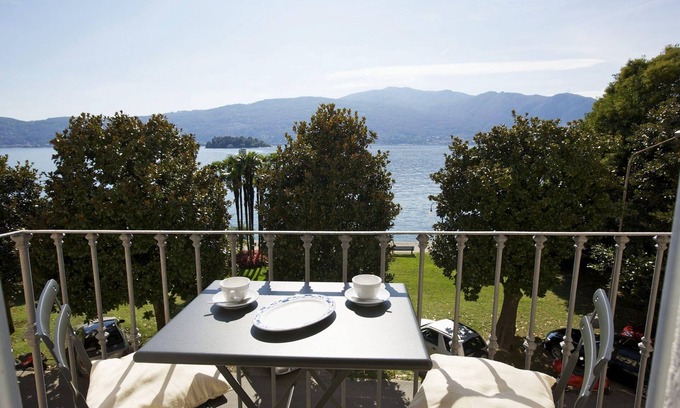 Verbania Apartment | Attractive apartment in a palazzo from the 17th Century directly on the lake promenade