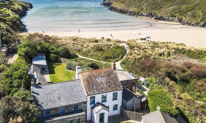 Padstow Cottage | Beach Cottage - Porthcothan - stunning cottage that sleeps 8-12 guests in 6 bedrooms