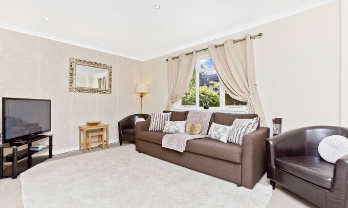 Trinity Apartment | Beautiful apartment (sleeps 6) with secure parking in private grounds