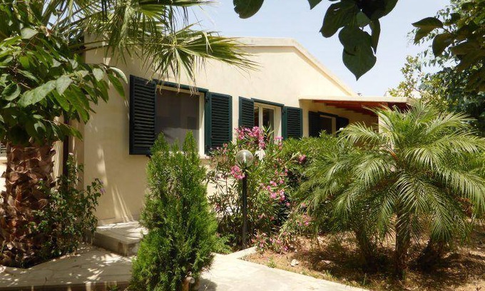 Marina di Modica House | Beautiful centrally located bungalow directly on the sandy beach