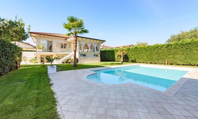 Querceta Villa | Beautiful private villa for 10 guests with WIFI, A/C, private pool and TV, close to Forte Dei Ma.