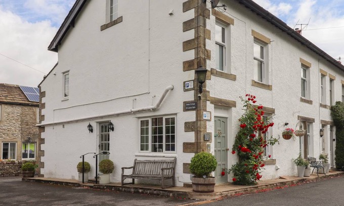 Linton-in-Craven Cottage | Cabin ∙ 3 bedrooms ∙ 6 guests