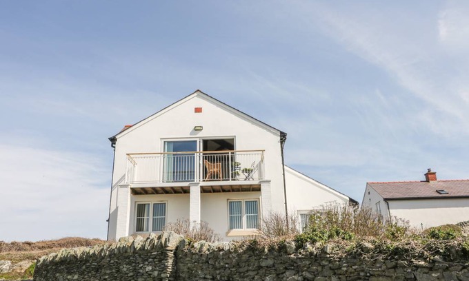 Trearddur Bay Cottage | Cabin ∙ 4 bedrooms ∙ 8 guests