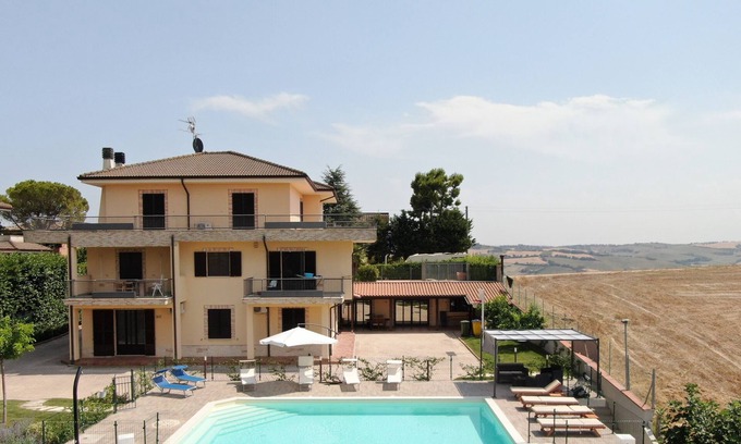Montegranaro House | Ciarpella house with private pool for up to 13 people a few km from the sea